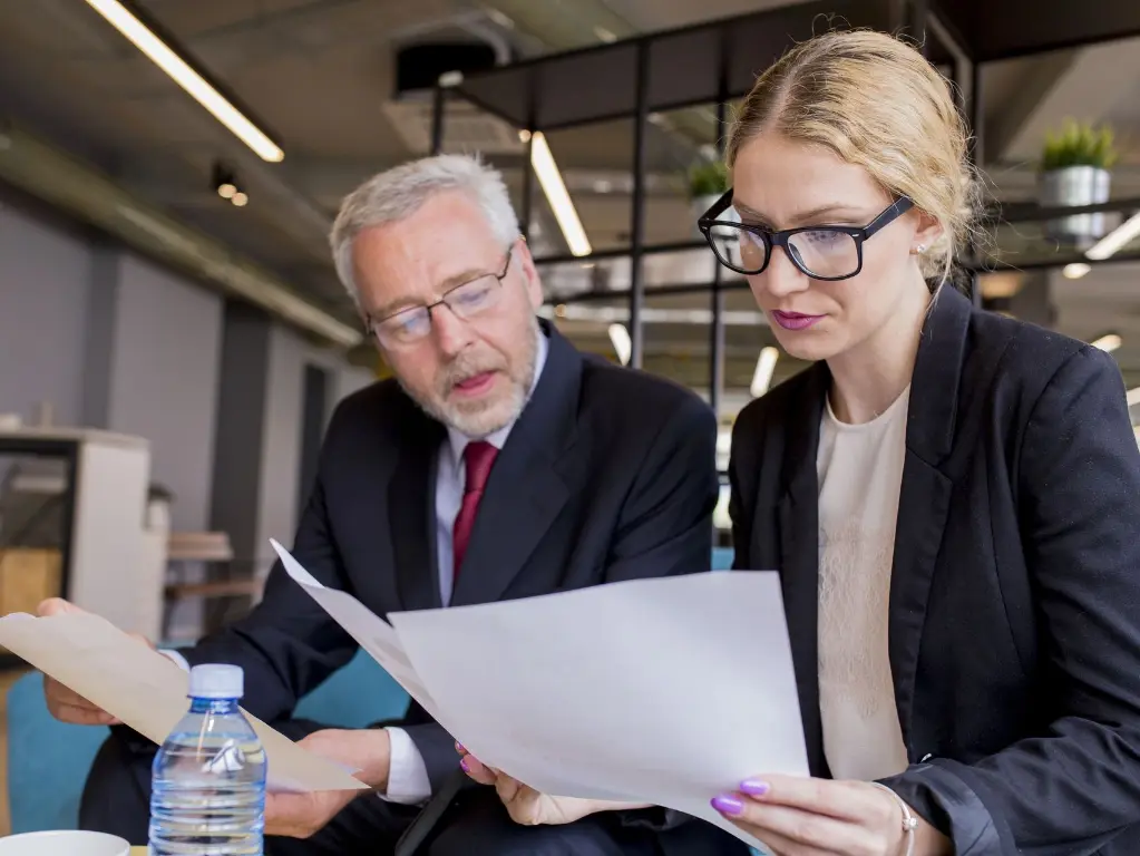 Prüfung und Erstellung von Arbeitsverträgen