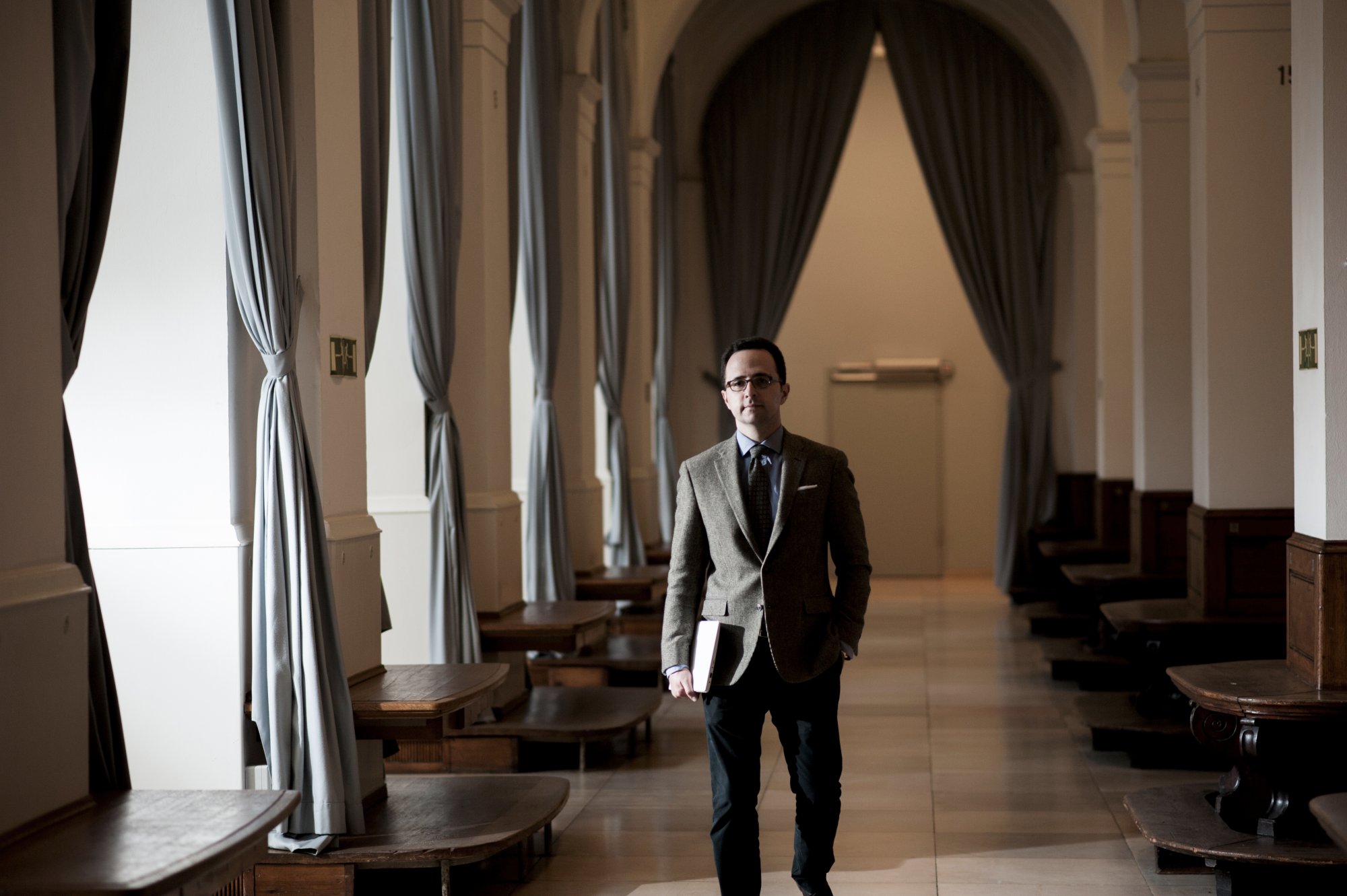 Rechtsanwalt Alexander Kagan mit Akte